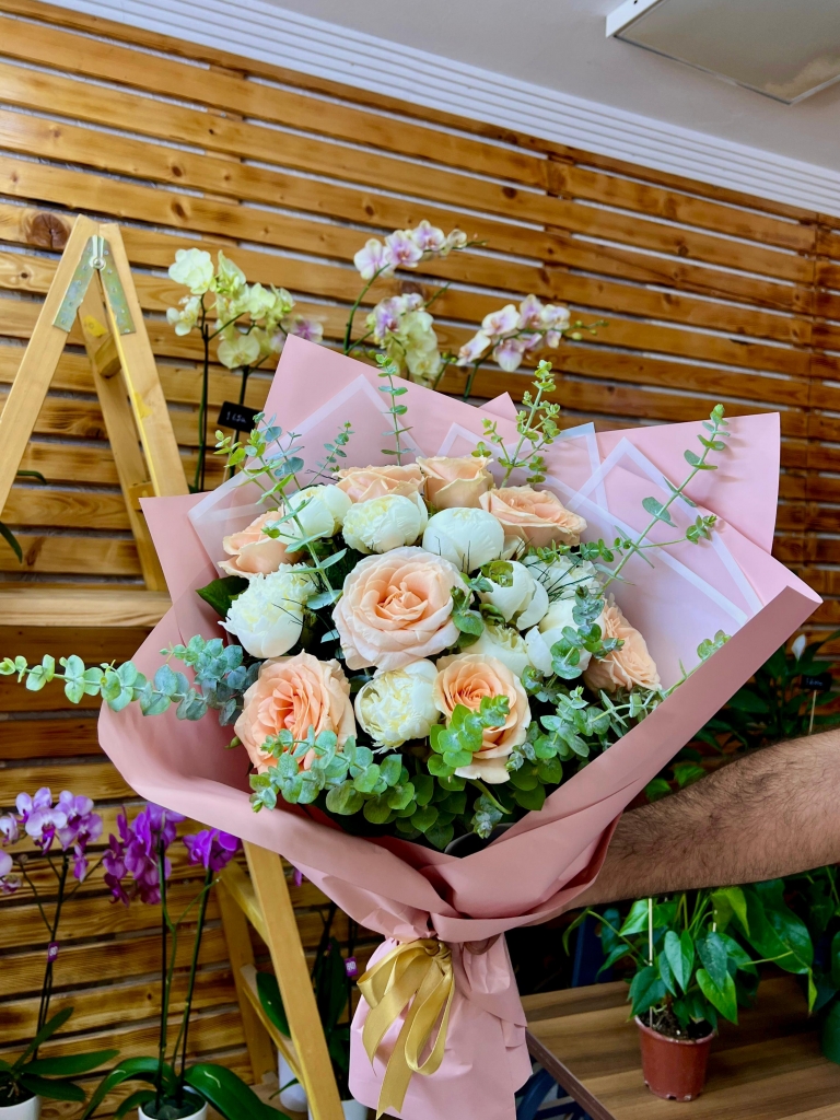 Şakayık ve Gül Buketi